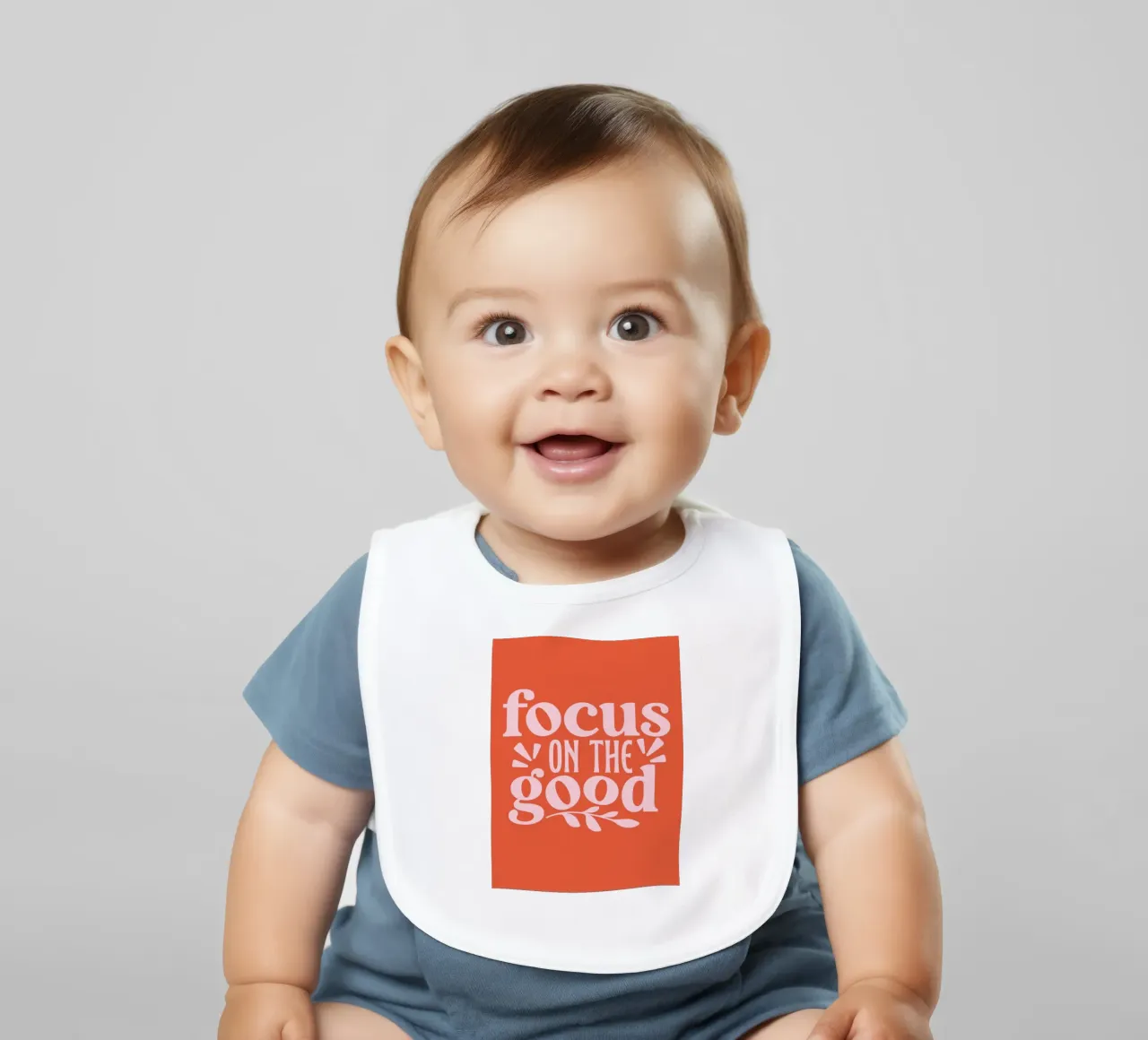 "Design tipografico "Focus on the Good bavaglino da Ink &Echo