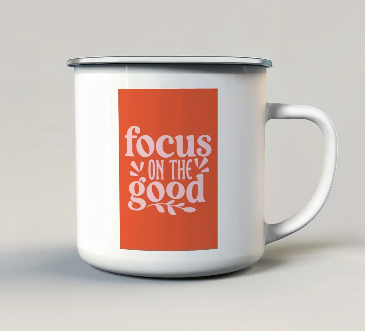 "Design tipografico "Focus on the Good tazza in smalto da Ink &Echo