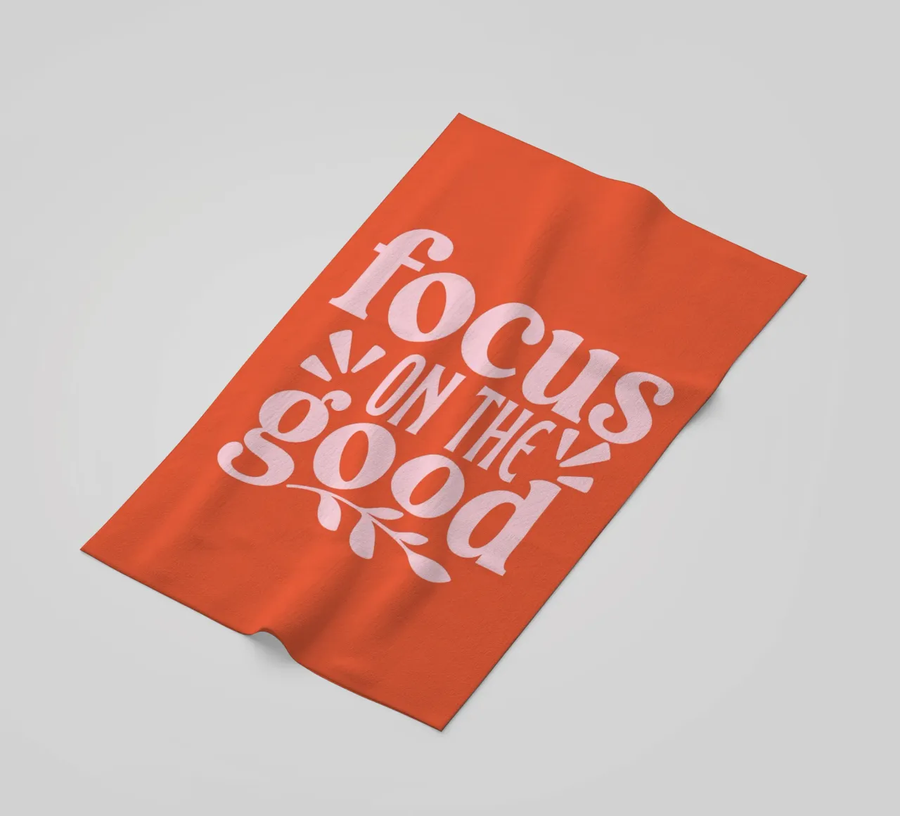 "Design tipografico "Focus on the Good telo mare da Ink &Echo