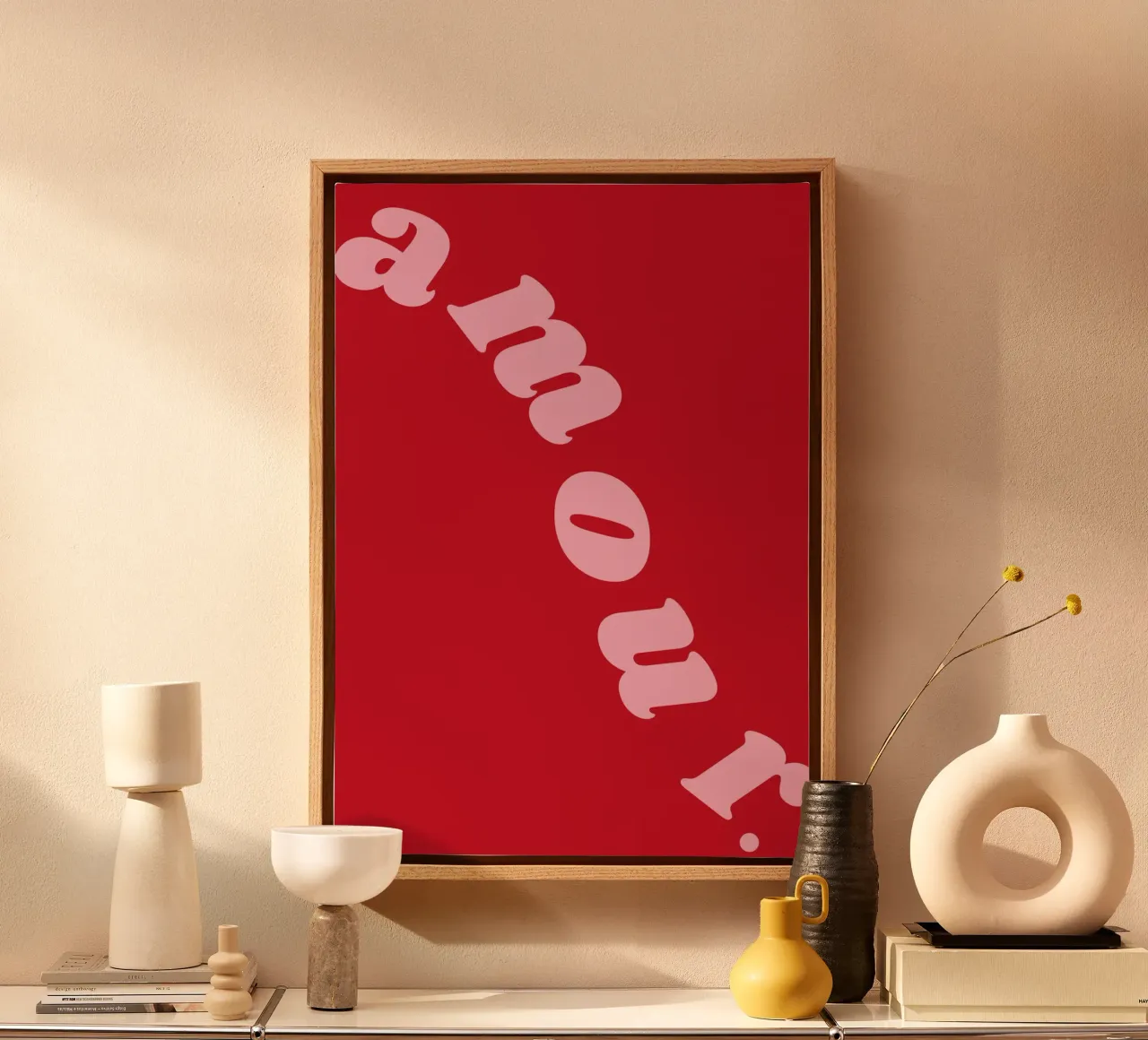 Audace stampa d'amore francese - "Amour." in rosa su rosso tela con Cornice a cassetta da Ink &Echo