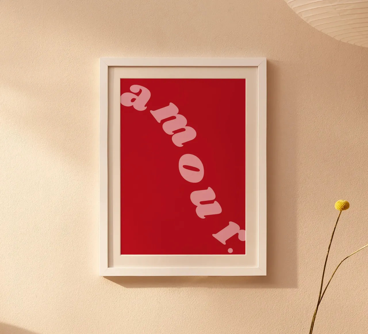 Audace stampa d'amore francese - "Amour." in rosa su rosso poster con telaio in legno da Ink &Echo