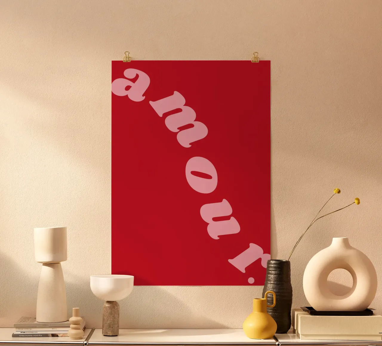 Audace stampa d'amore francese - "Amour." in rosa su rosso poster con telaio in legno da Ink &Echo
