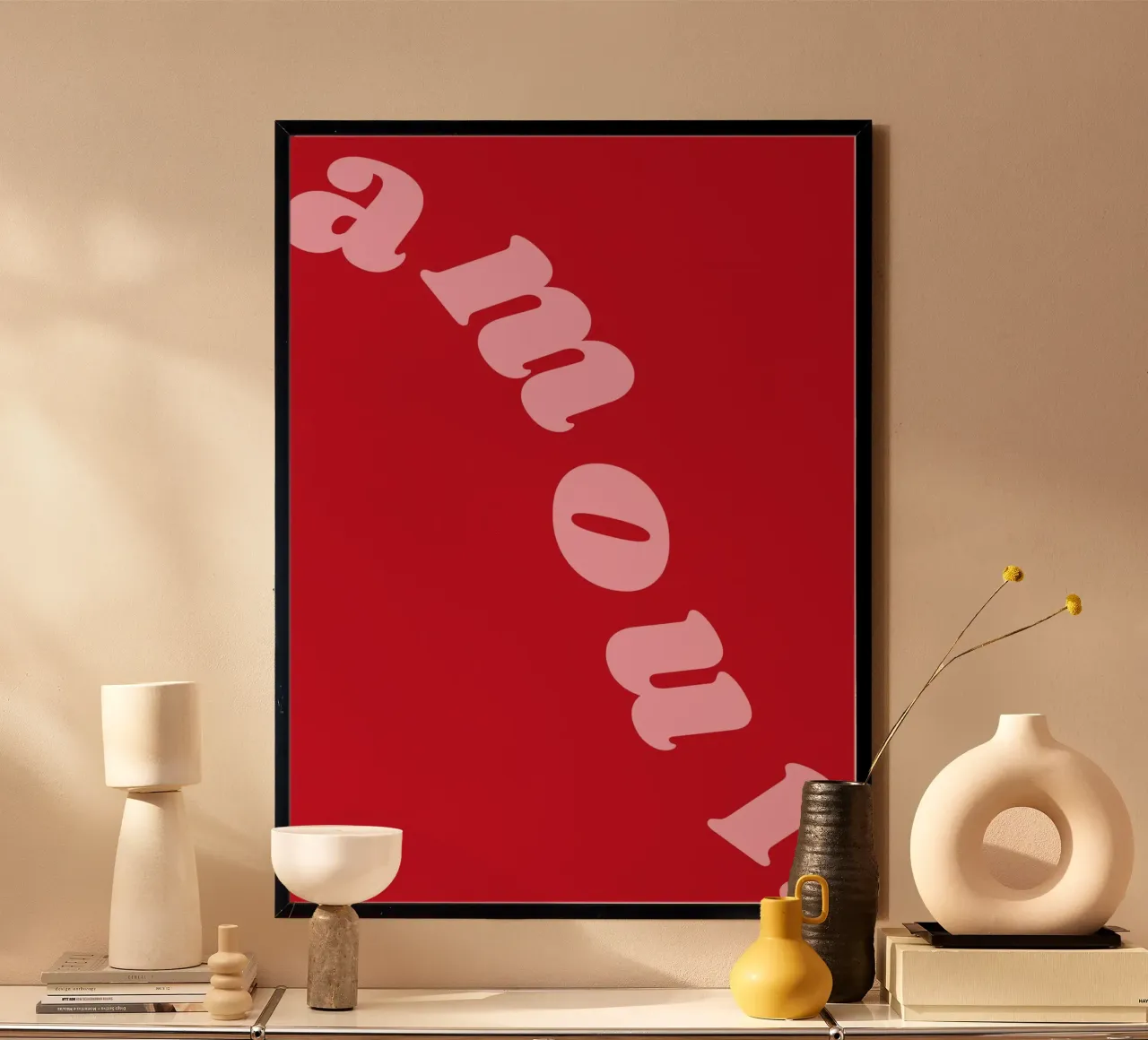 Audace stampa d'amore francese - "Amour." in rosa su rosso poster con telaio in legno da Ink &Echo