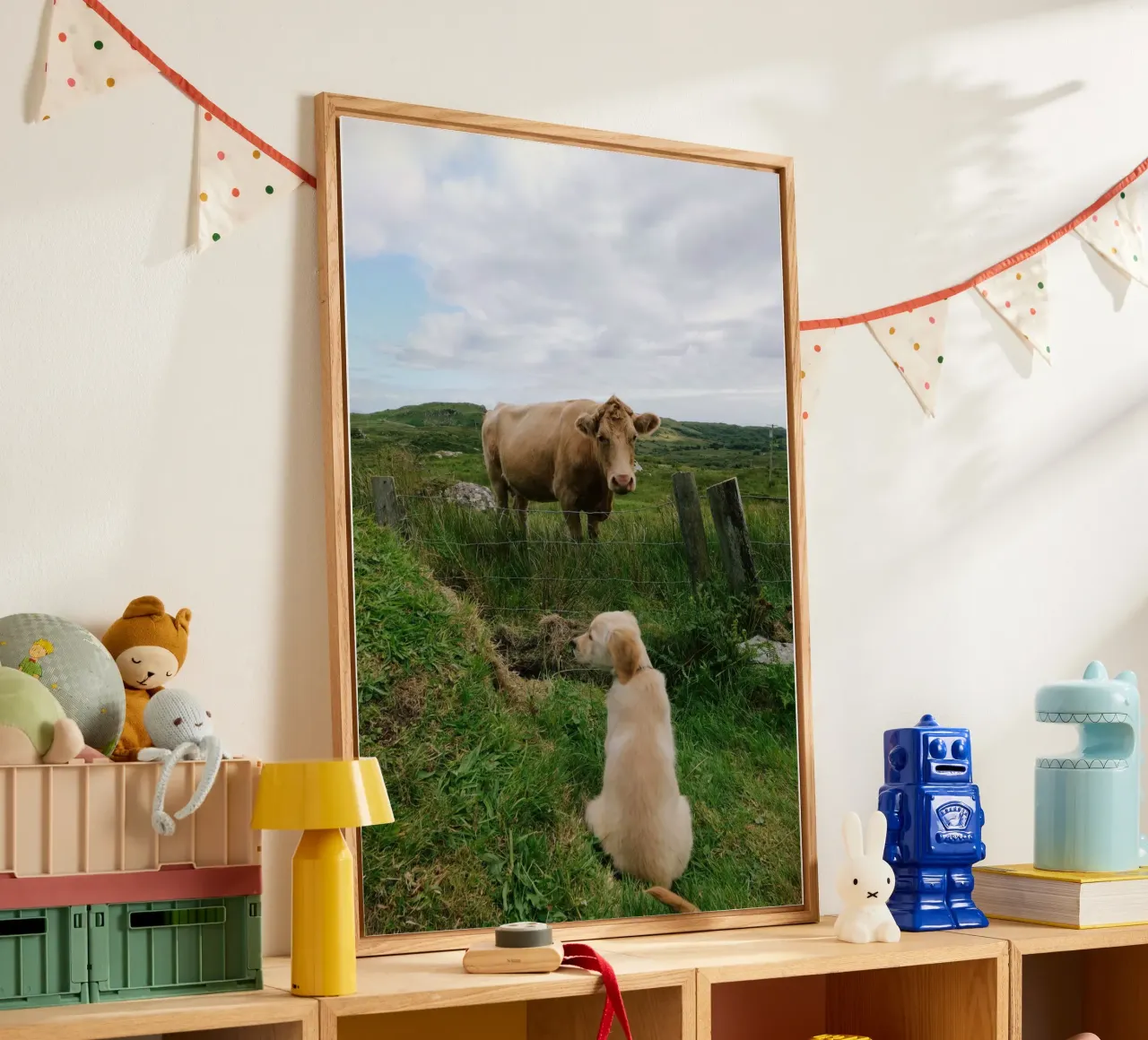 Uno sguardo curioso oltre la recinzione plexiglass da The Wild Creative Studio