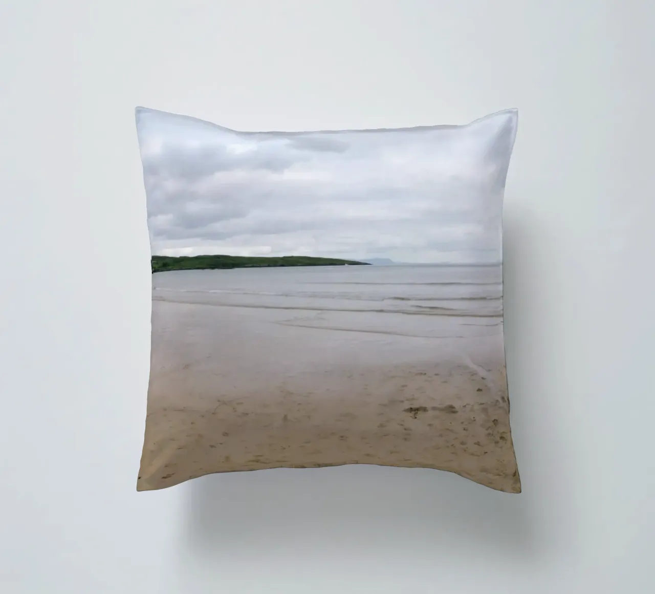Silenzio sulla spiaggia di marea cuscino da The Wild Creative Studio