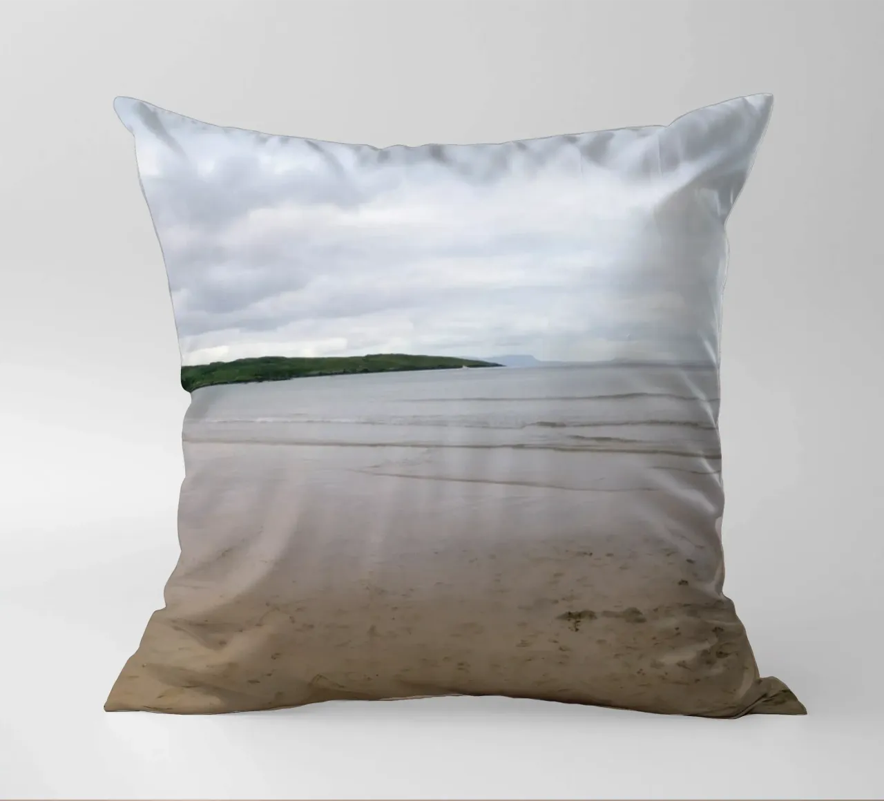 Silenzio sulla spiaggia di marea cuscino da The Wild Creative Studio