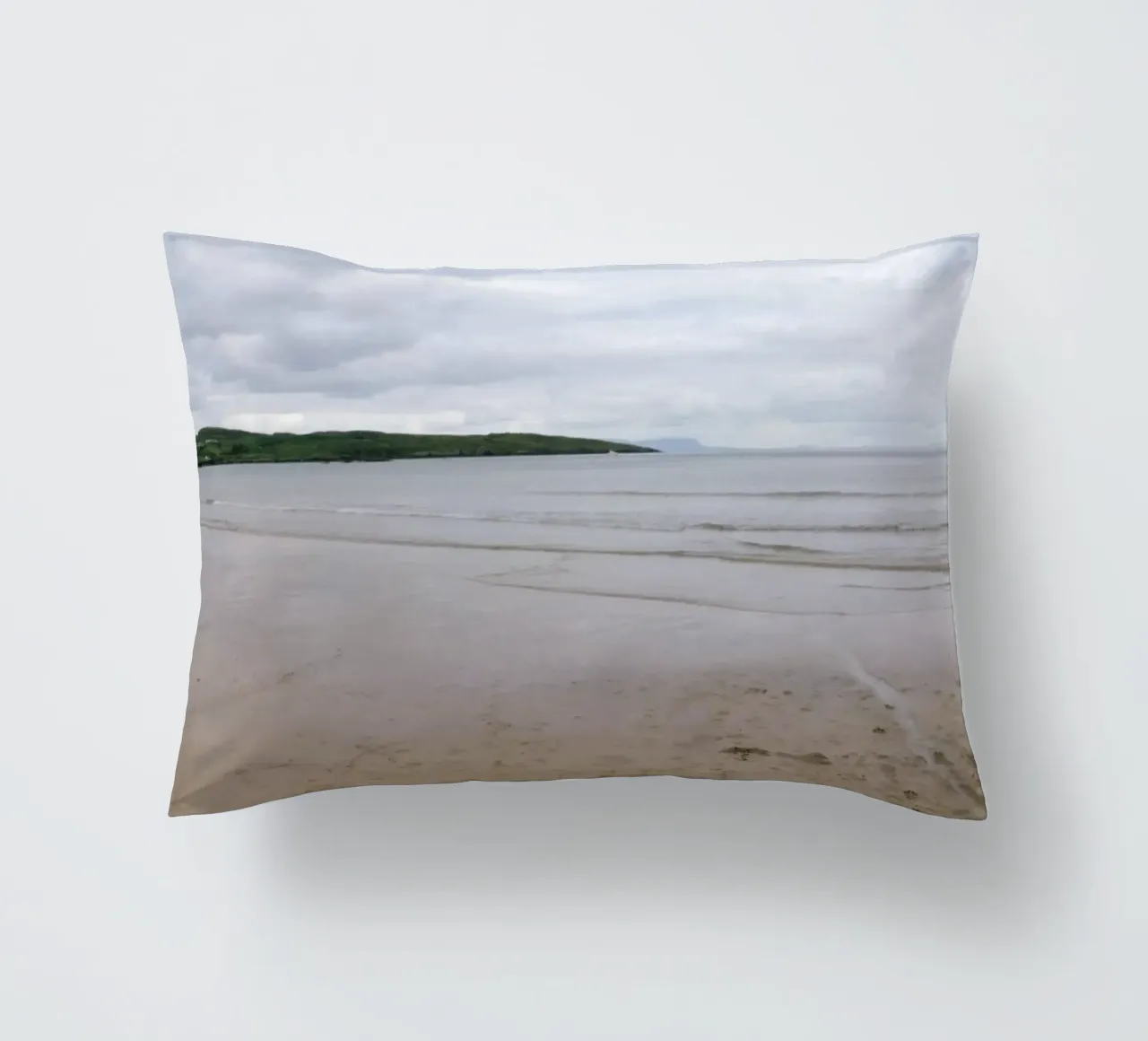 Silenzio sulla spiaggia di marea cuscino da The Wild Creative Studio