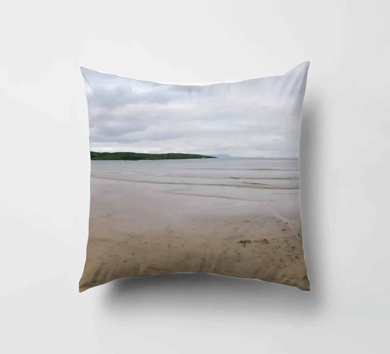 Silenzio sulla spiaggia di marea cuscino da The Wild Creative Studio