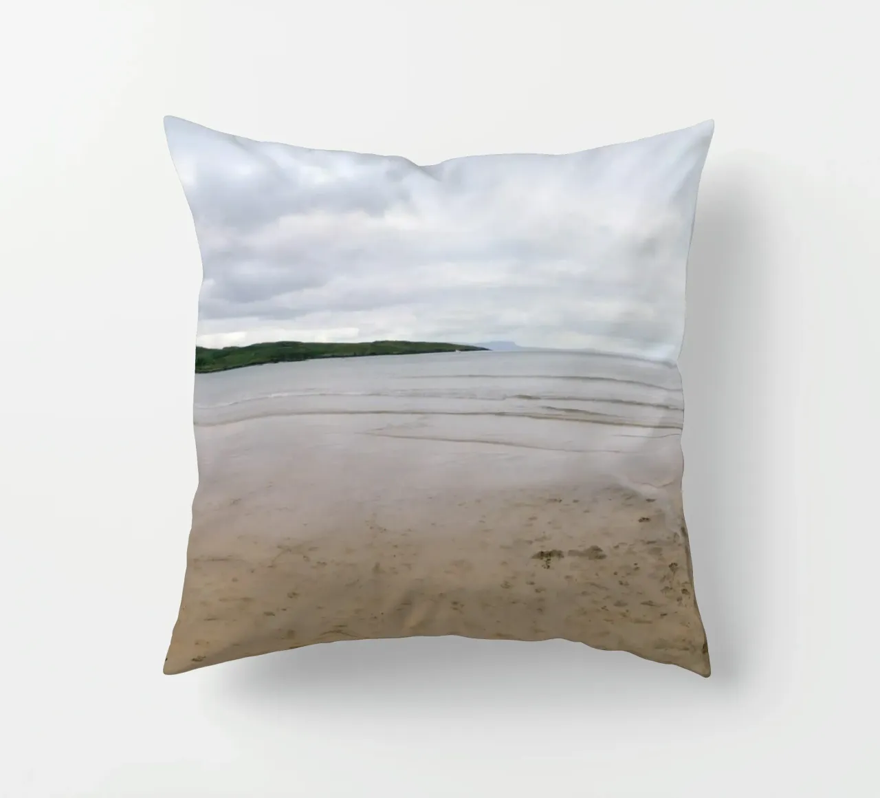 Silenzio sulla spiaggia di marea cuscino da The Wild Creative Studio