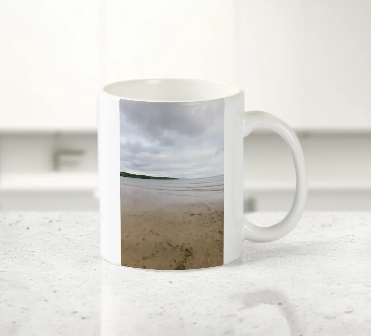 Silenzio sulla spiaggia di marea tazza in ceramica da The Wild Creative Studio