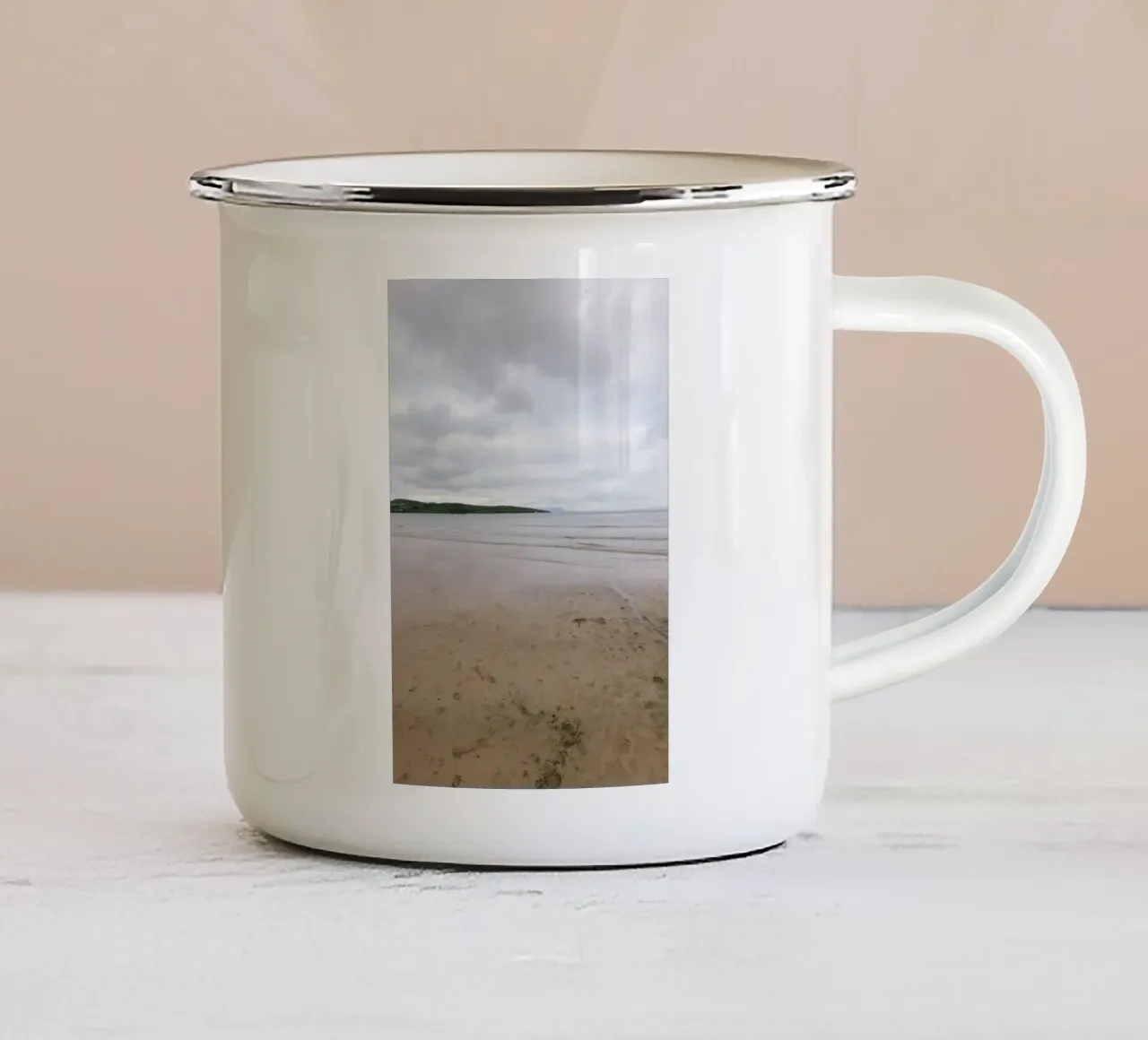 Stilte op het getijdenstrand emaille mok van The Wild Creative Studio