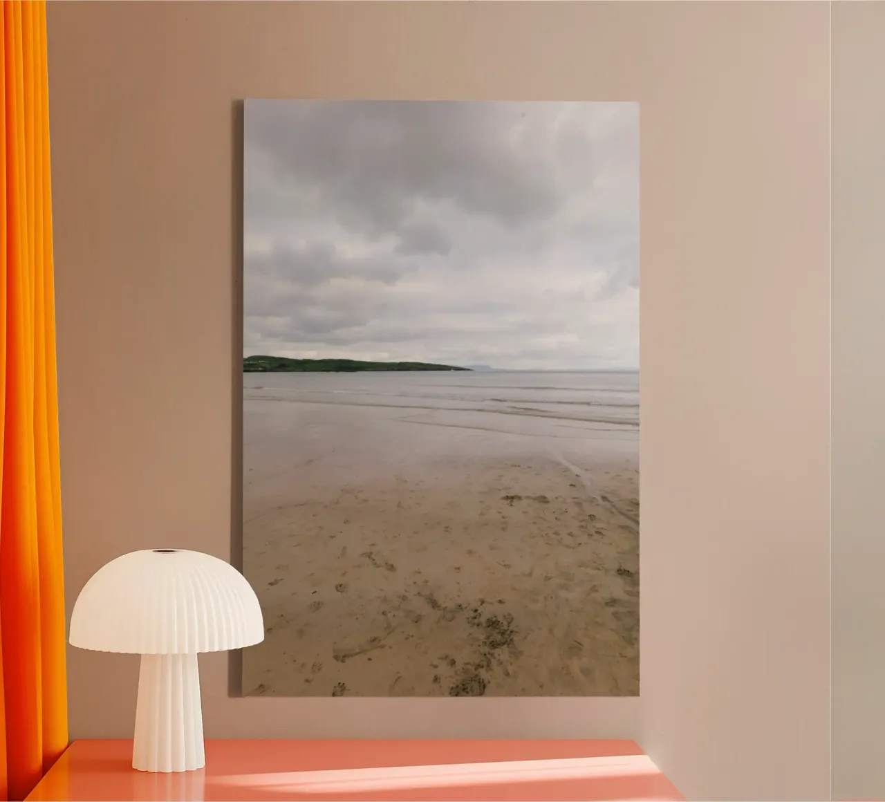 Silenzio sulla spiaggia di marea tela con Cornice a cassetta da The Wild Creative Studio