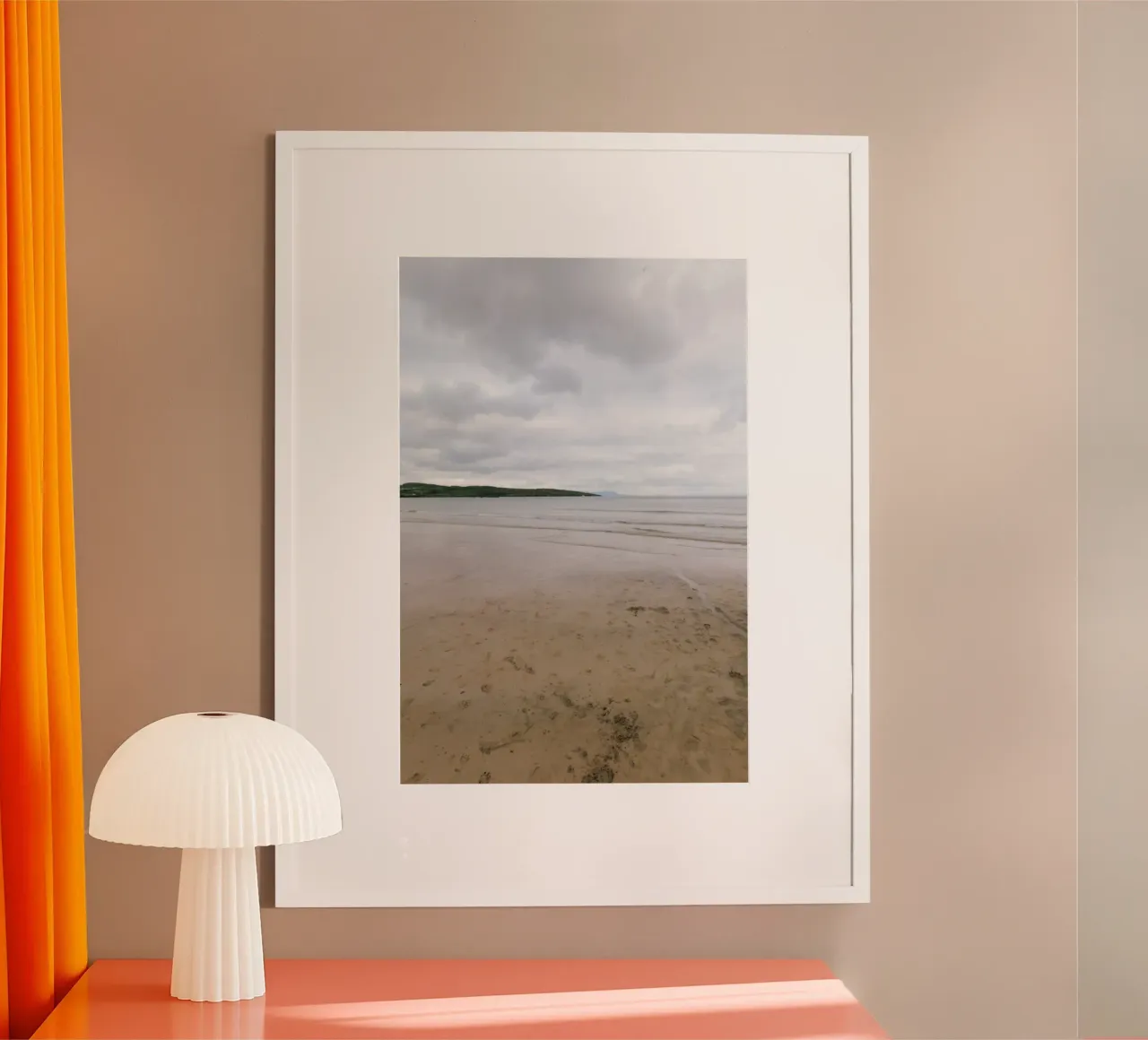 Silenzio sulla spiaggia di marea poster con telaio in legno da The Wild Creative Studio