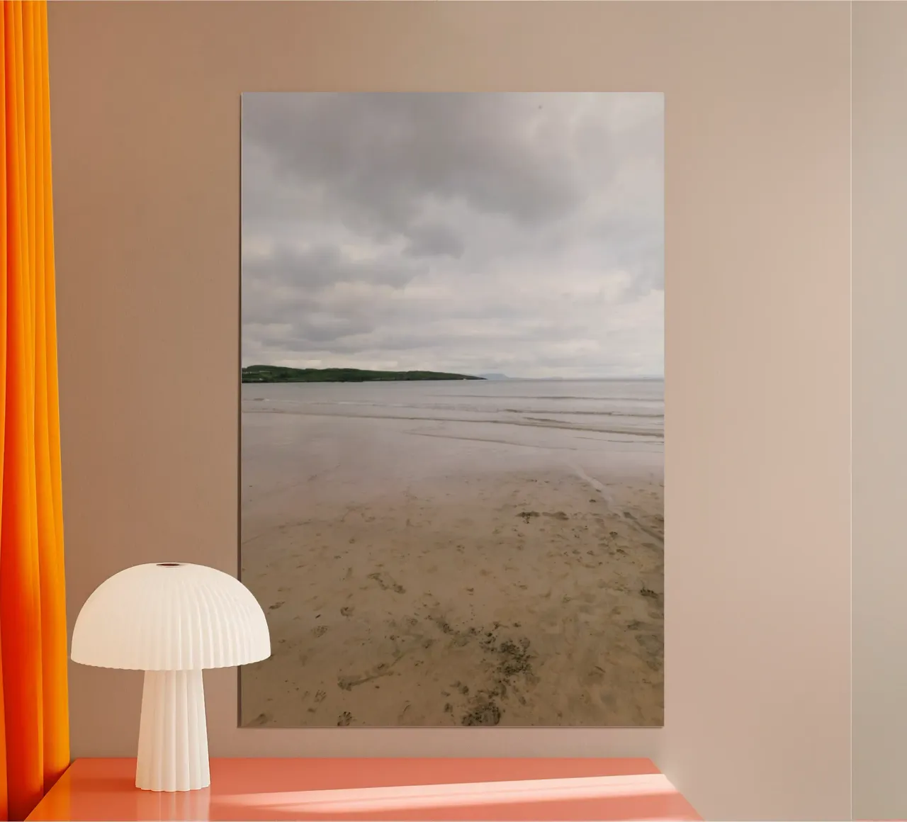 Silenzio sulla spiaggia di marea poster con telaio in legno da The Wild Creative Studio
