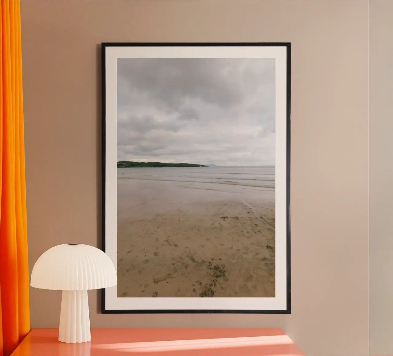 Silenzio sulla spiaggia di marea poster con telaio in legno da The Wild Creative Studio