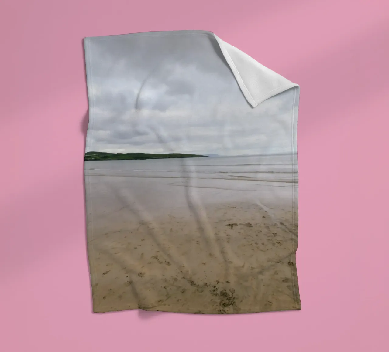 Silenzio sulla spiaggia di marea coperta in pile da The Wild Creative Studio