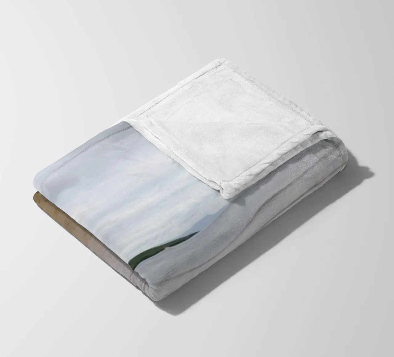 Silenzio sulla spiaggia di marea coperta in pile da The Wild Creative Studio
