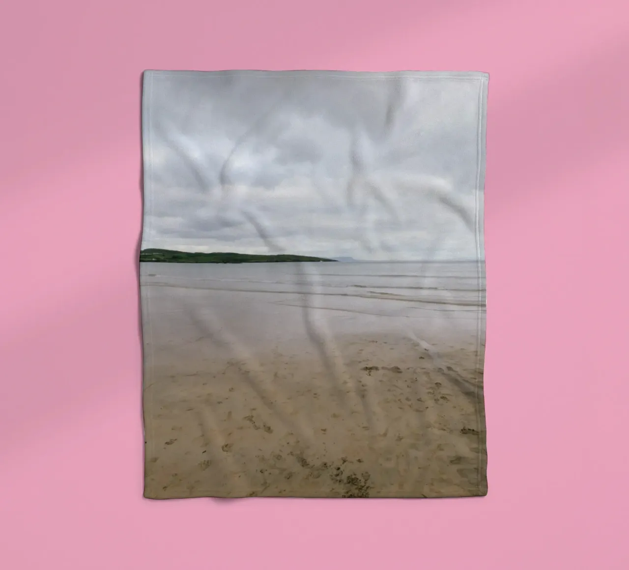 Silenzio sulla spiaggia di marea coperta in pile da The Wild Creative Studio