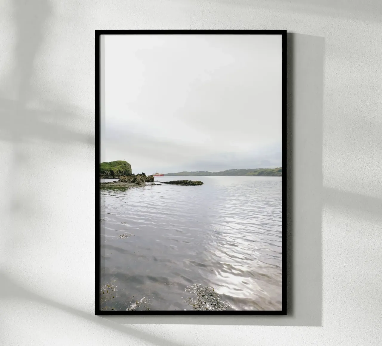 Costa nella luce poster con telaio in plastica da The Wild Creative Studio