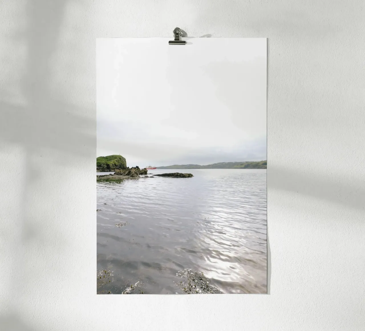 Costa nella luce poster con telaio in plastica da The Wild Creative Studio