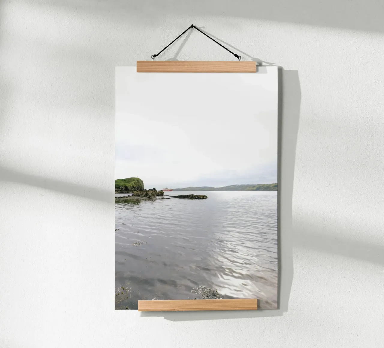 Costa nella luce poster con telaio in plastica da The Wild Creative Studio
