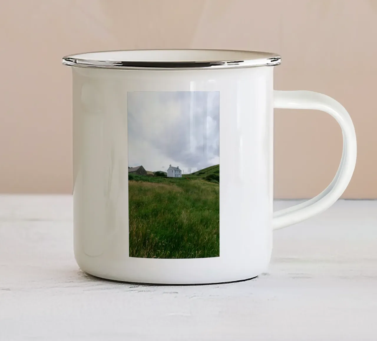 La piccola casa blu tazza in smalto da The Wild Creative Studio