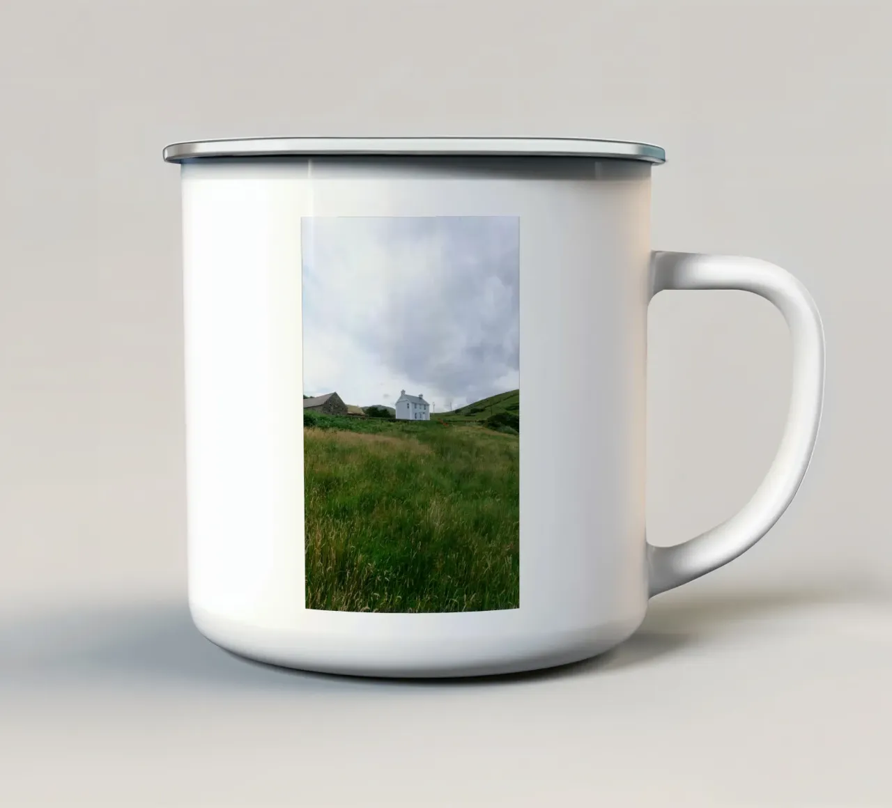 La piccola casa blu tazza in smalto da The Wild Creative Studio
