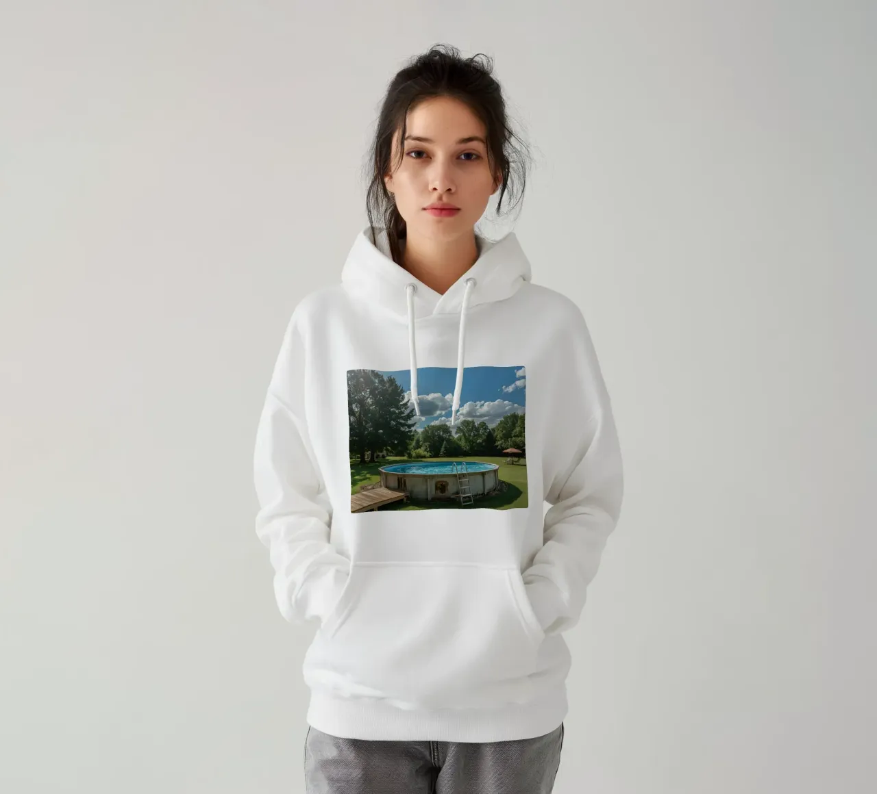 Piscina fuori terra con scala e terrazza in cortile felpa con cappuccio da DesignDoodle