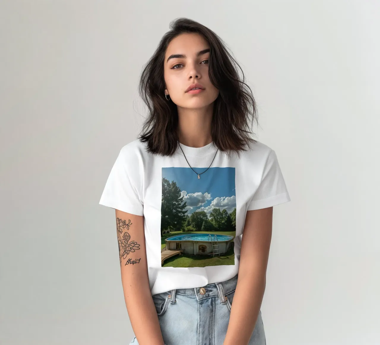 Piscina fuori terra con scala e terrazza in cortile t-shirt da DesignDoodle
