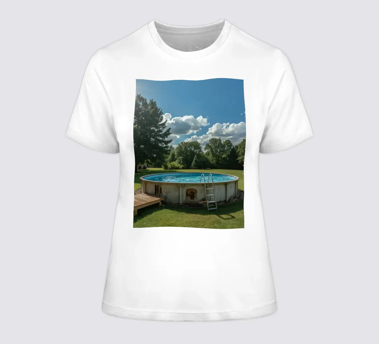 Piscina fuori terra con scala e terrazza in cortile t-shirt da donna da DesignDoodle