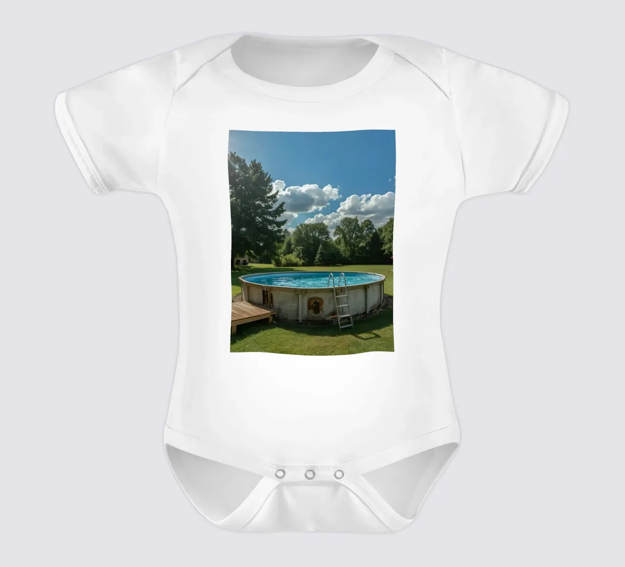 Piscina fuori terra con scala e terrazza in cortile body neonato maniche corte da DesignDoodle