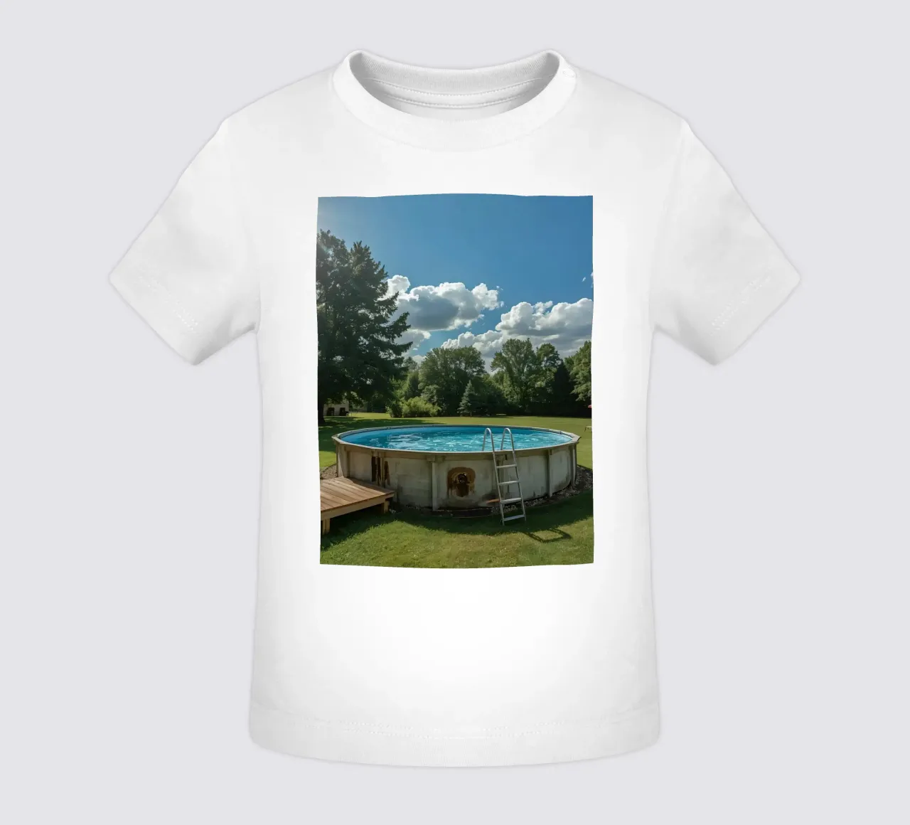 Piscina fuori terra con scala e terrazza in cortile maglietta neonato da DesignDoodle