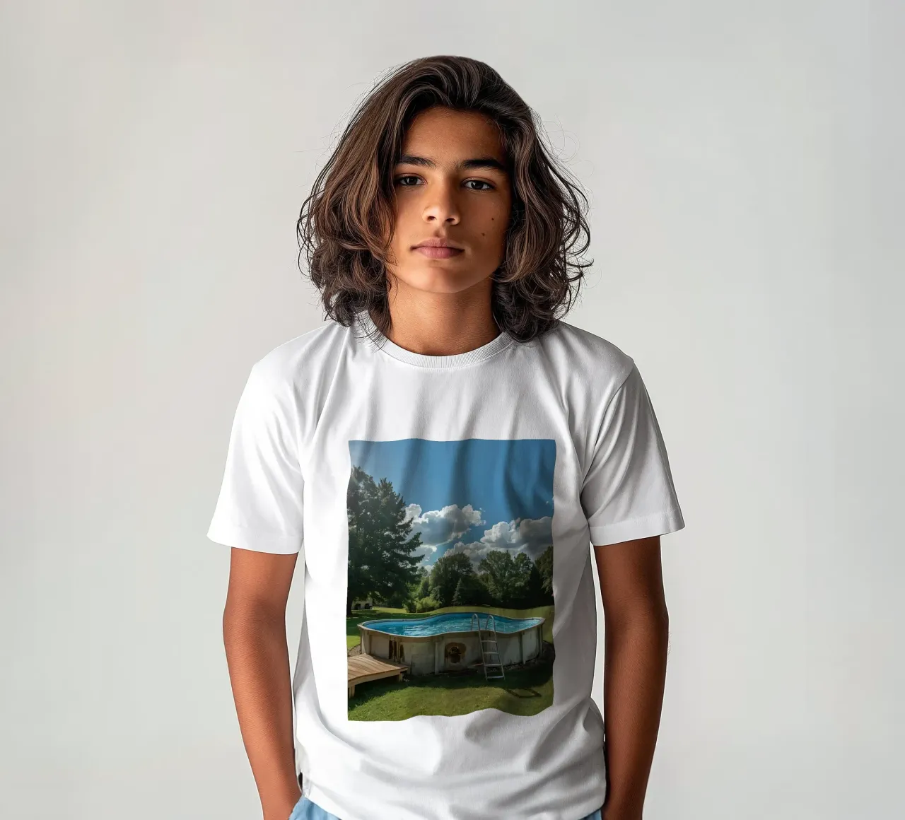 Piscina fuori terra con scala e terrazza in cortile t-shirt bambini da DesignDoodle