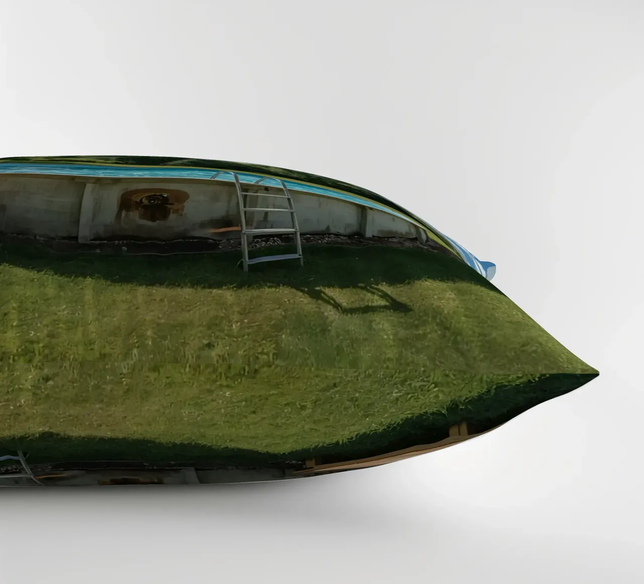 Piscina fuori terra con scala e terrazza in cortile cuscino da DesignDoodle