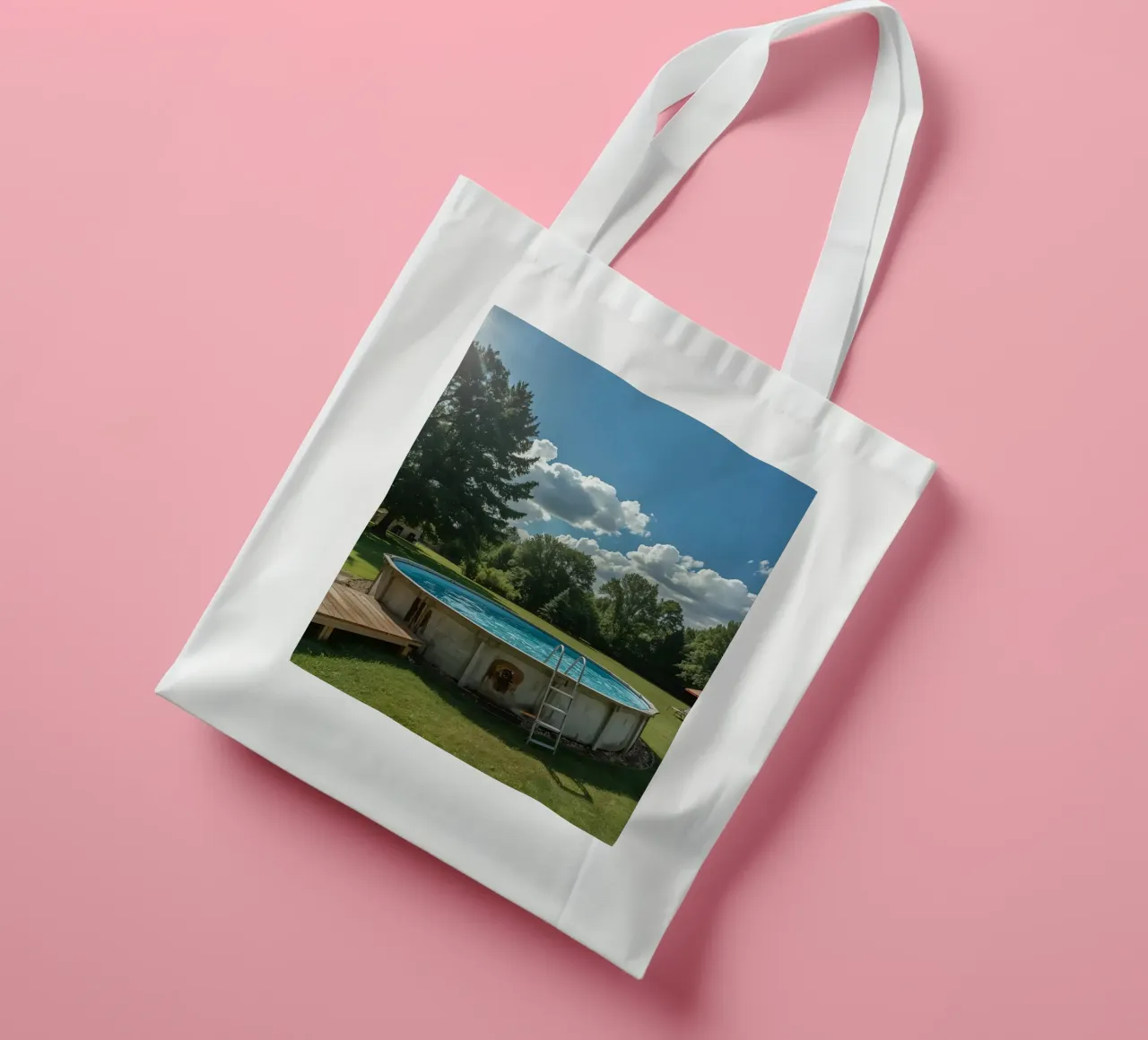 Piscina fuori terra con scala e terrazza in cortile borsa in juta da DesignDoodle