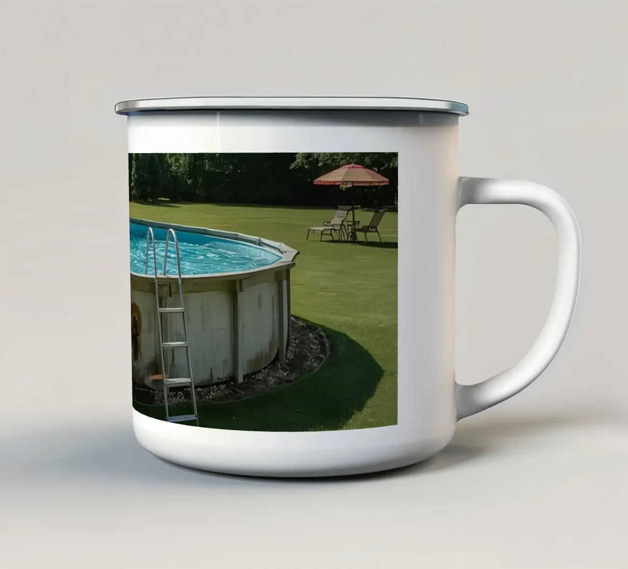 Piscina fuori terra con scala e terrazza in cortile tazza in smalto da DesignDoodle