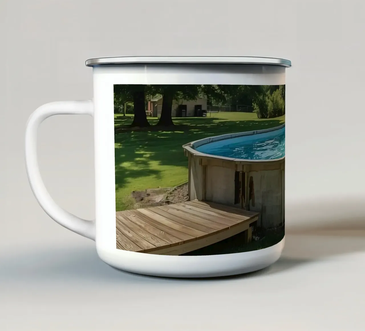 Piscina fuori terra con scala e terrazza in cortile tazza in smalto da DesignDoodle