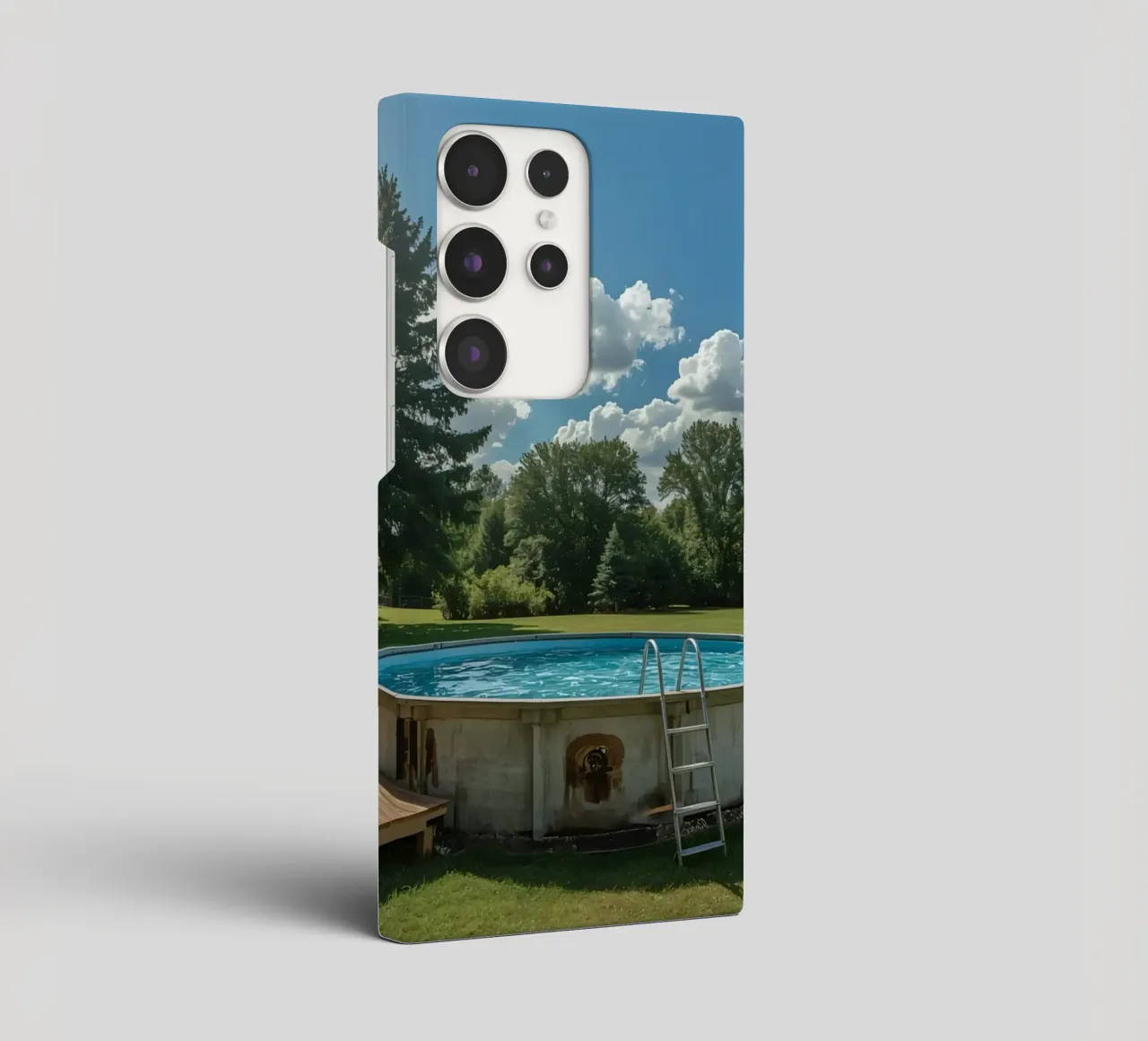 Piscina fuori terra con scala e terrazza in cortile cover samsung da DesignDoodle