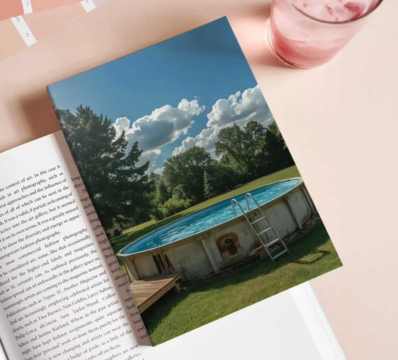 Piscina fuori terra con scala e terrazza in cortile diario da DesignDoodle