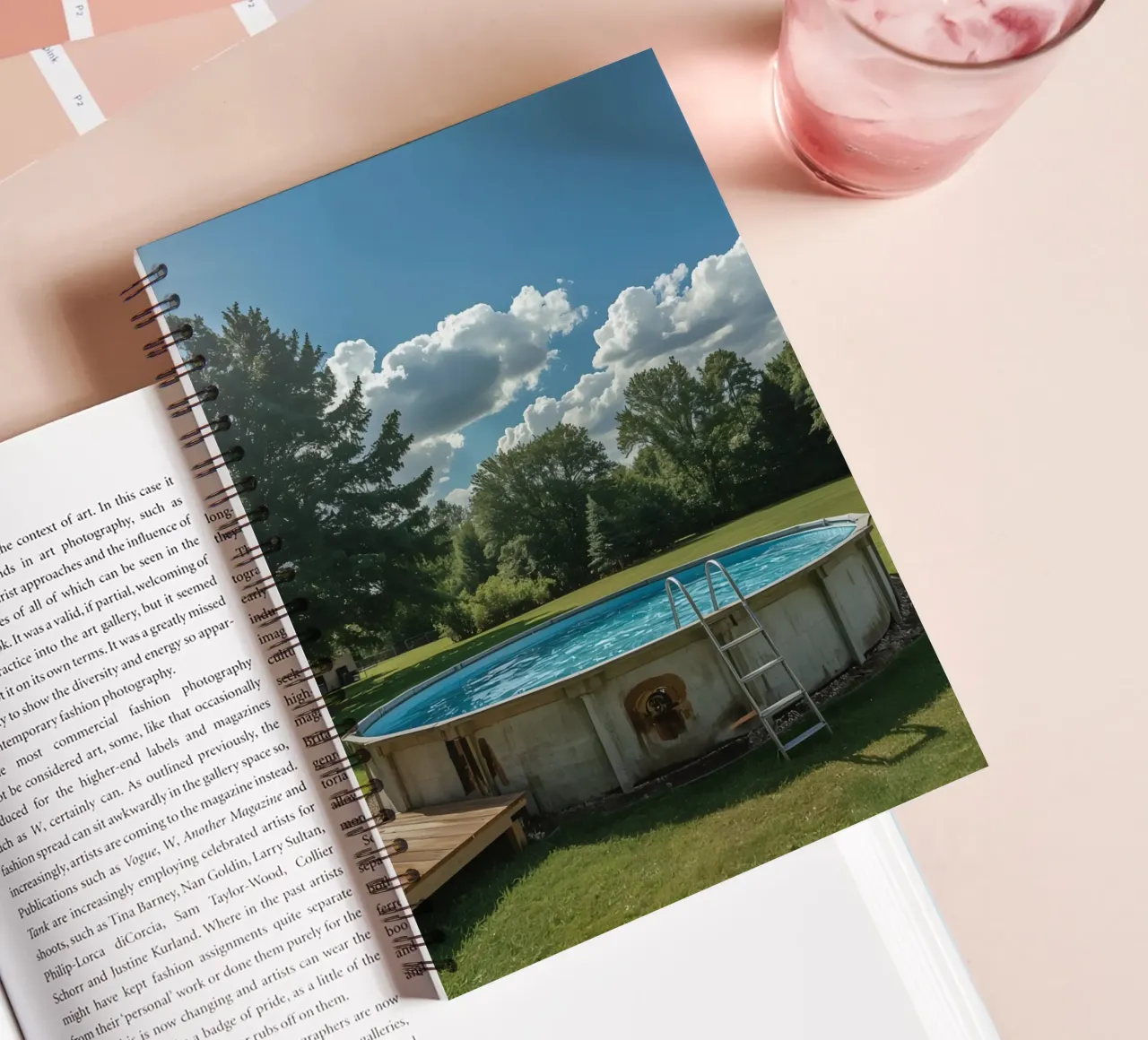 Piscina fuori terra con scala e terrazza in cortile diario ad anelli da DesignDoodle