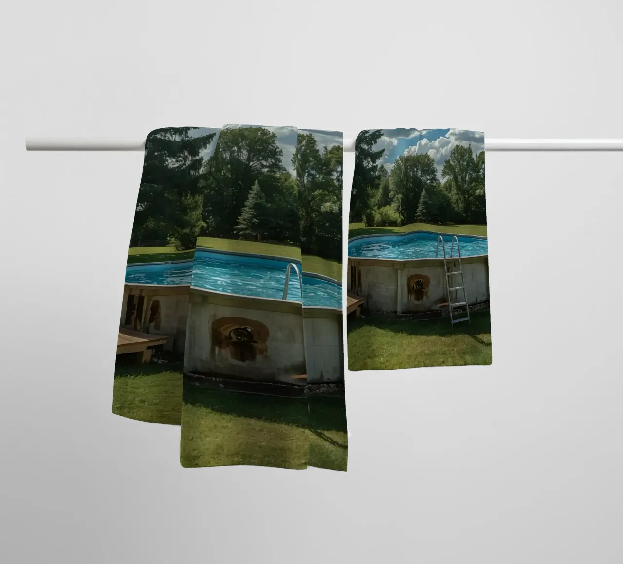 Piscina fuori terra con scala e terrazza in cortile asciugamano da bagno da DesignDoodle