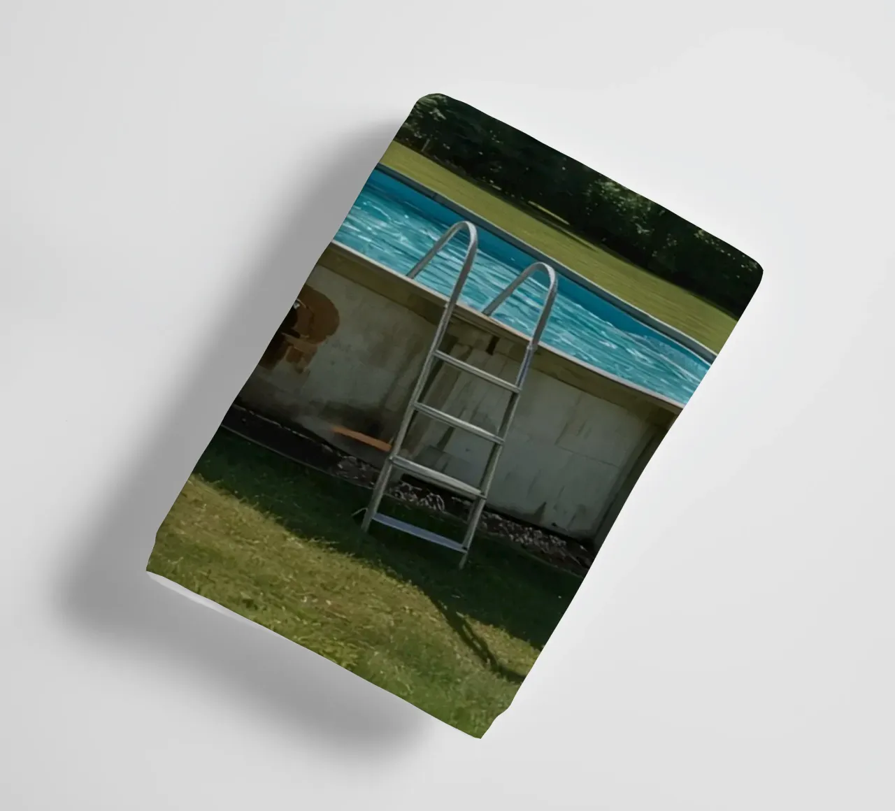 Piscina fuori terra con scala e terrazza in cortile asciugamano da bagno da DesignDoodle