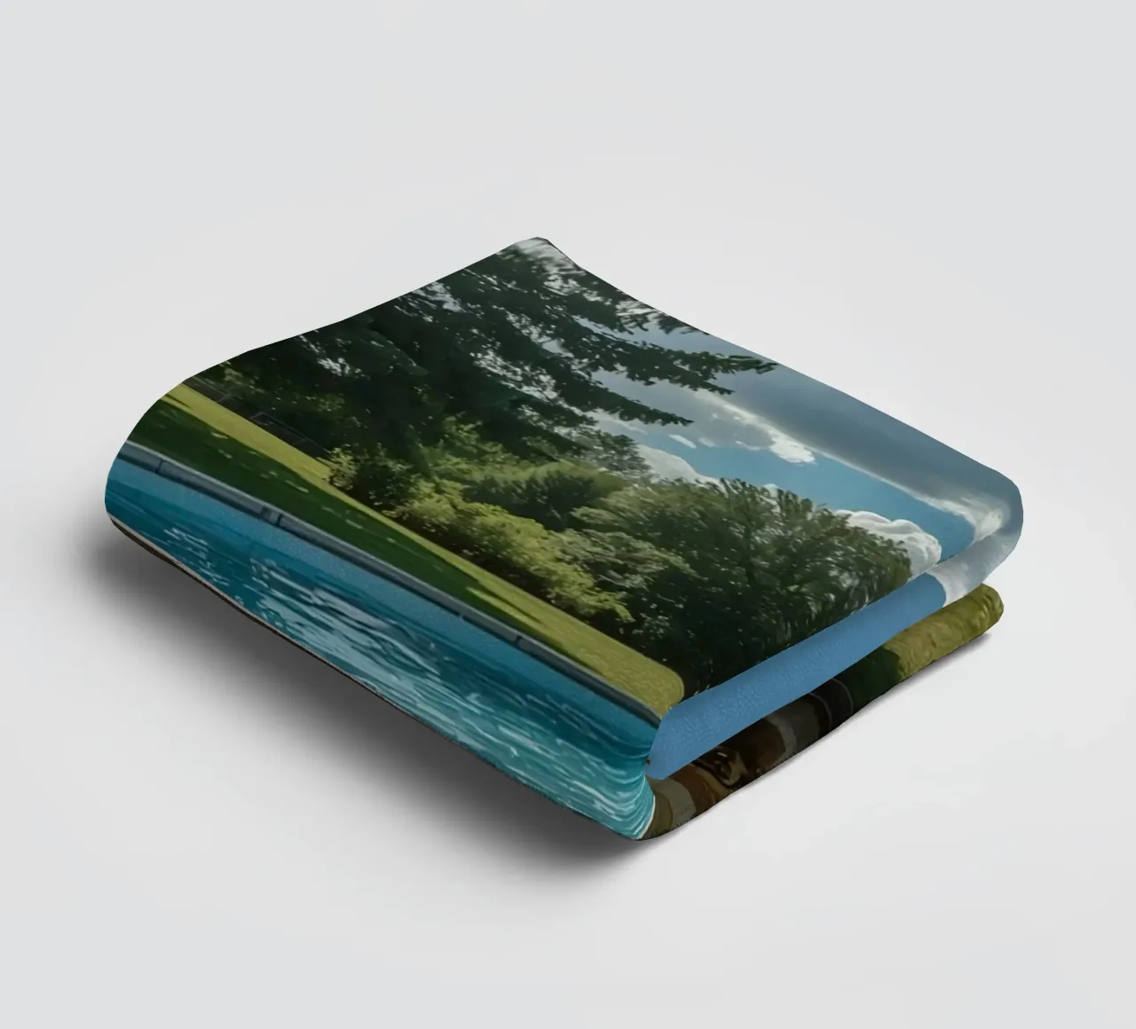 Piscina fuori terra con scala e terrazza in cortile asciugamano da bagno da DesignDoodle