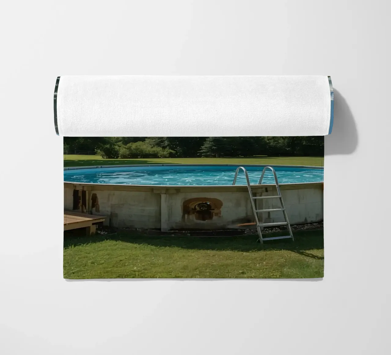Piscina fuori terra con scala e terrazza in cortile telo mare da DesignDoodle