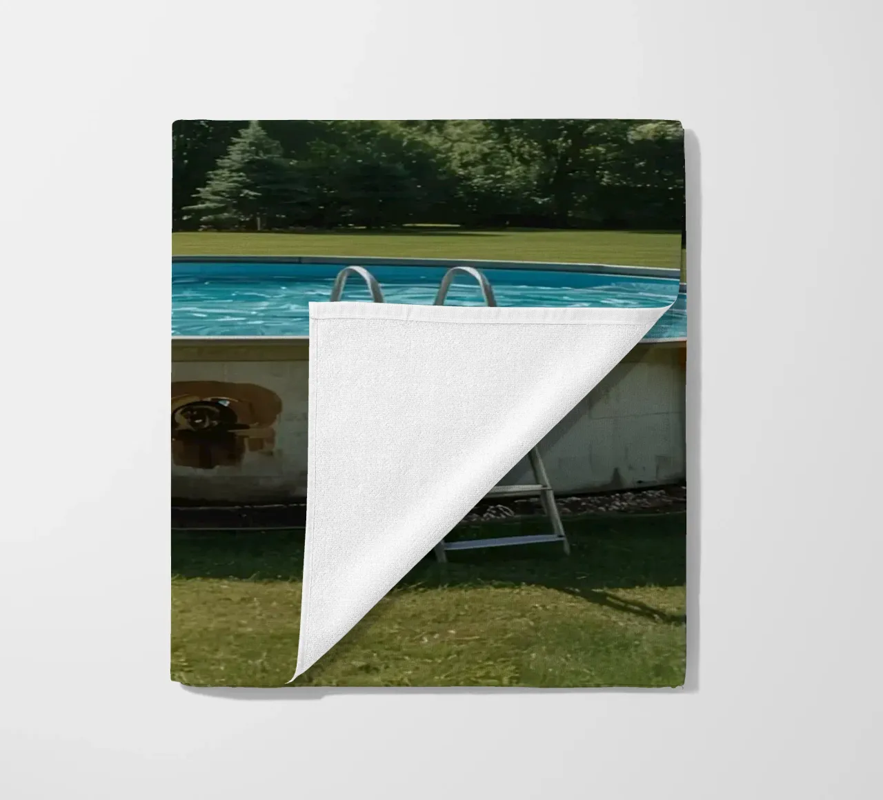 Piscina fuori terra con scala e terrazza in cortile telo mare da DesignDoodle