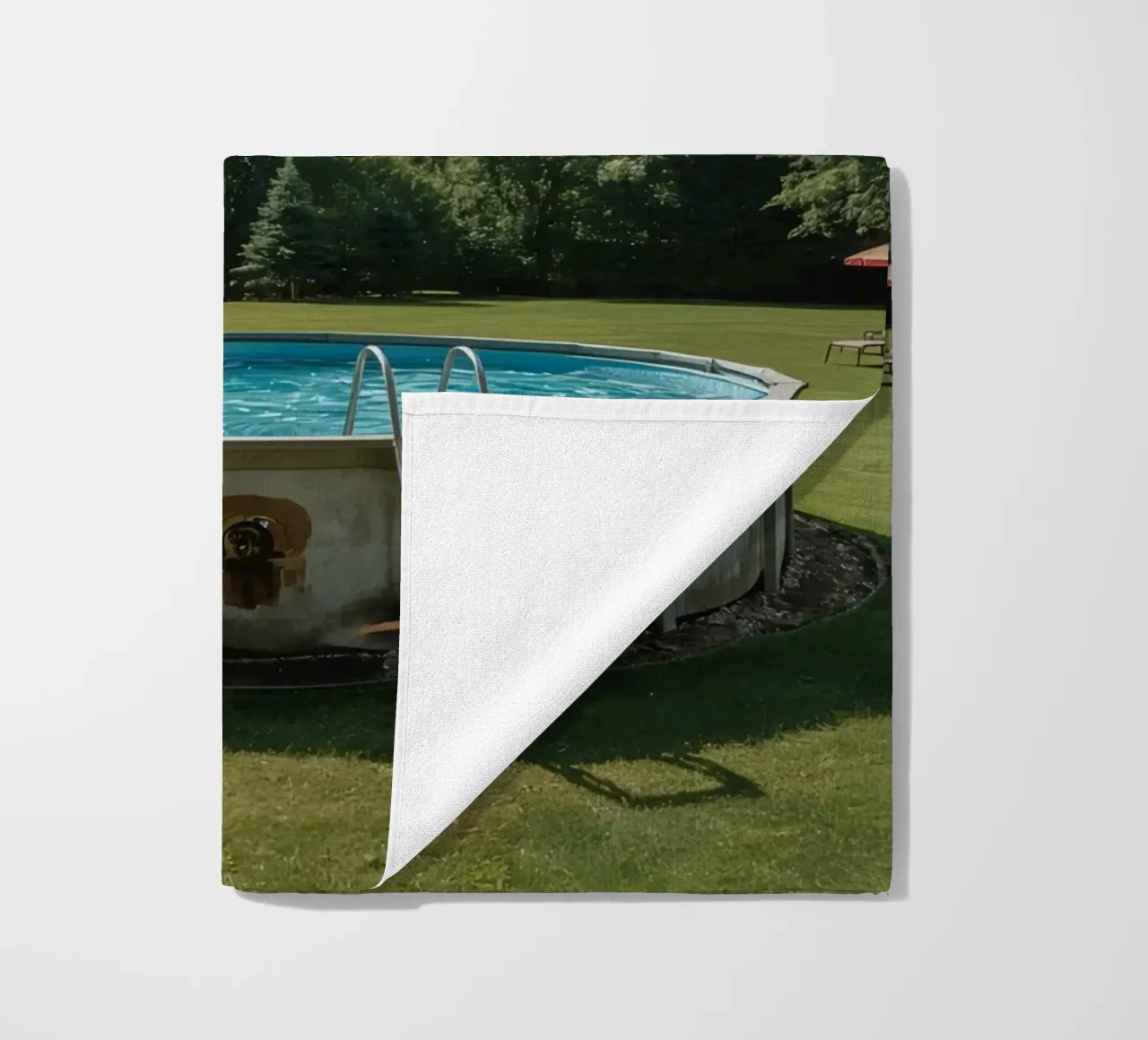 Piscina fuori terra con scala e terrazza in cortile telo mare da DesignDoodle