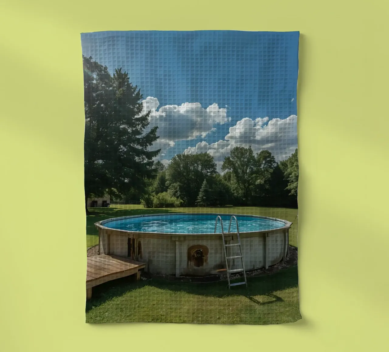 Piscina fuori terra con scala e terrazza in cortile canovaccio da cucina da DesignDoodle