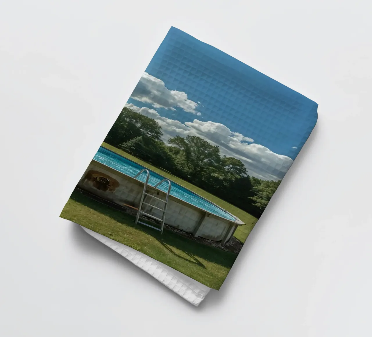 Piscina fuori terra con scala e terrazza in cortile canovaccio da cucina da DesignDoodle