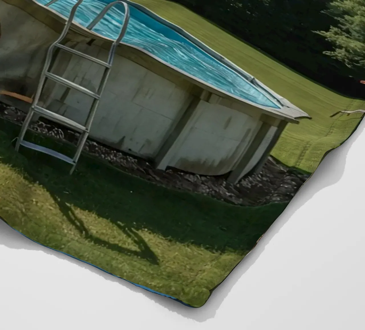 Piscina fuori terra con scala e terrazza in cortile coperta in pile da DesignDoodle