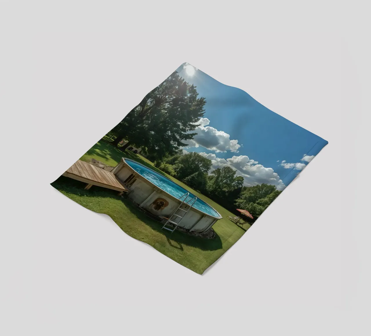 Piscina fuori terra con scala e terrazza in cortile coperta in pile da DesignDoodle